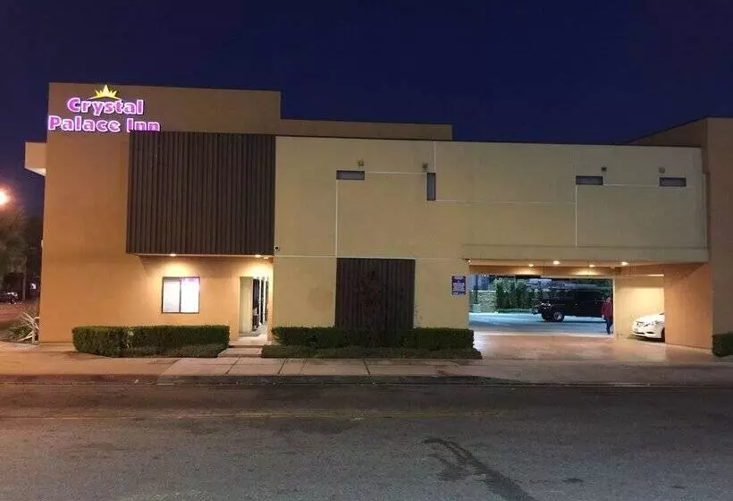 Hotelli Crystal Palace Inn