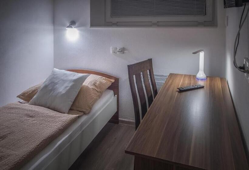 הוסטל Pension Palla