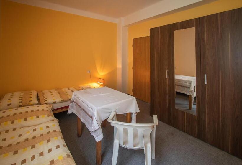 הוסטל Pension Palla