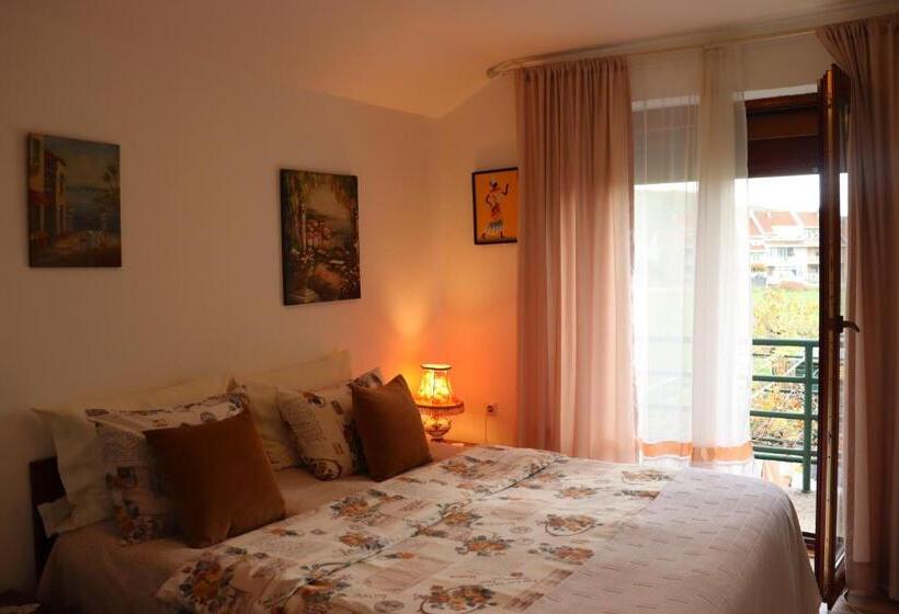 تختخواب و صبحانه Frile Apartments