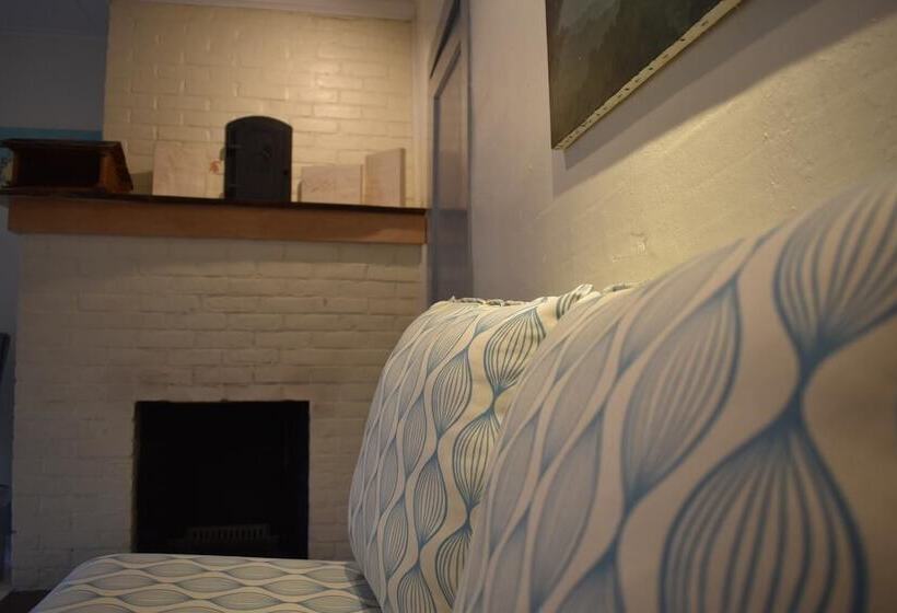 הוסטל The Deers Head Inn Tavern