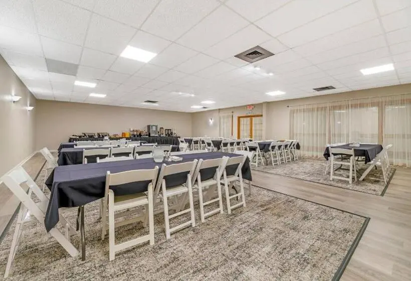ホテル Fairway Inn And Suites