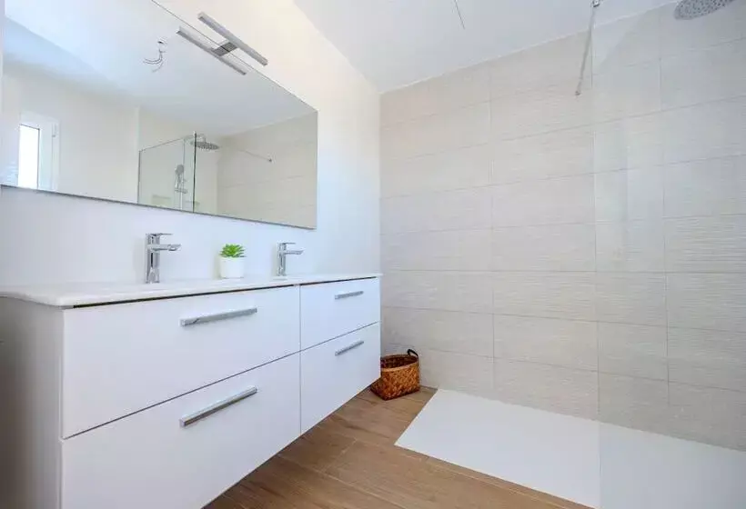 هتل Serena Del Mar By Livvo