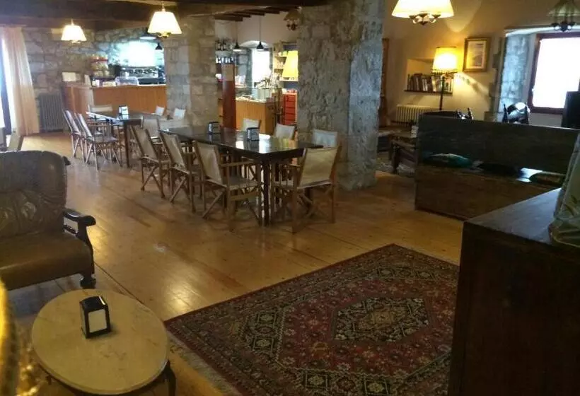 Retkeilymaja Santuari Mare De Déu Del Mont Restaurant Hostatgería