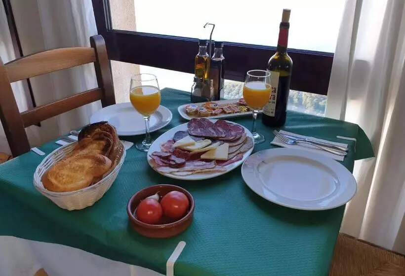 Retkeilymaja Santuari Mare De Déu Del Mont Restaurant Hostatgería