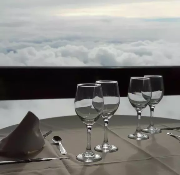 Retkeilymaja Santuari Mare De Déu Del Mont Restaurant Hostatgería