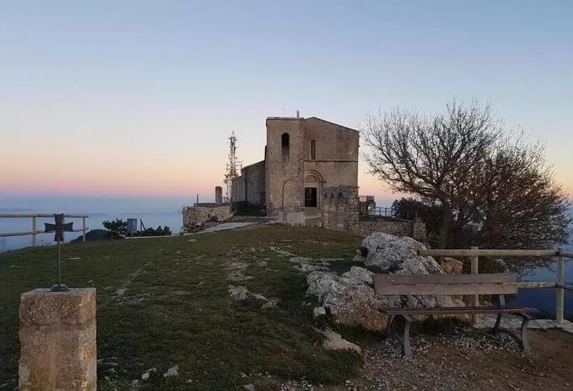 Retkeilymaja Santuari Mare De Déu Del Mont Restaurant Hostatgería