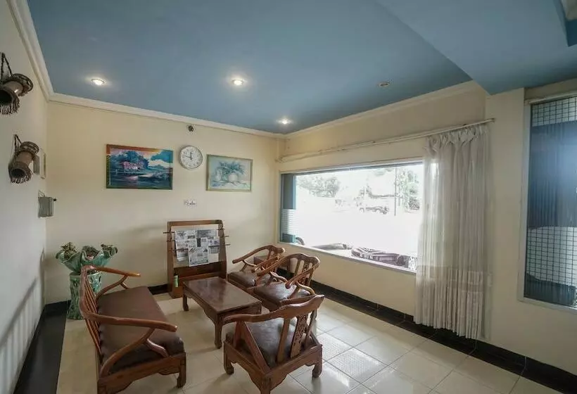 Oyo 448 Hotel Central