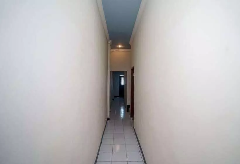 Oyo 448 Hotel Central