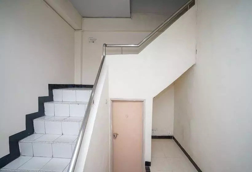 Oyo 448 Hotel Central
