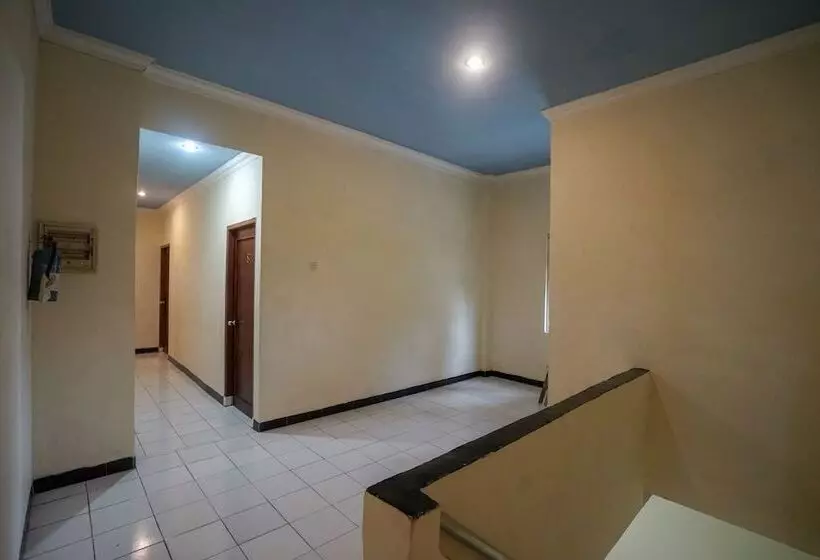 Oyo 448 Hotel Central