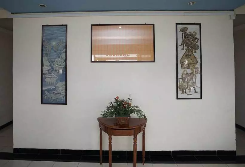 Oyo 448 Hotel Central