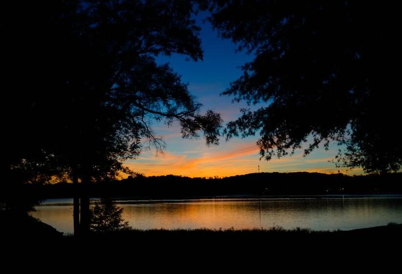 فندق James F. Martin Inn