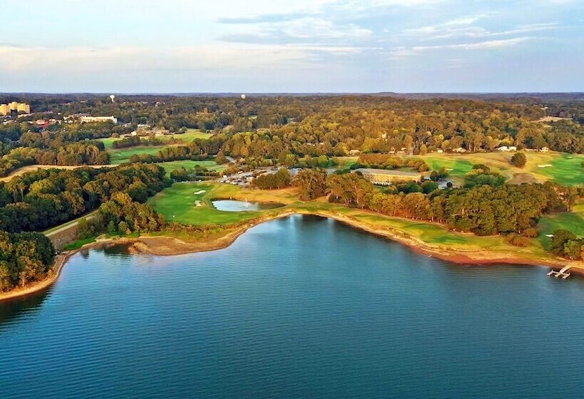 فندق James F. Martin Inn