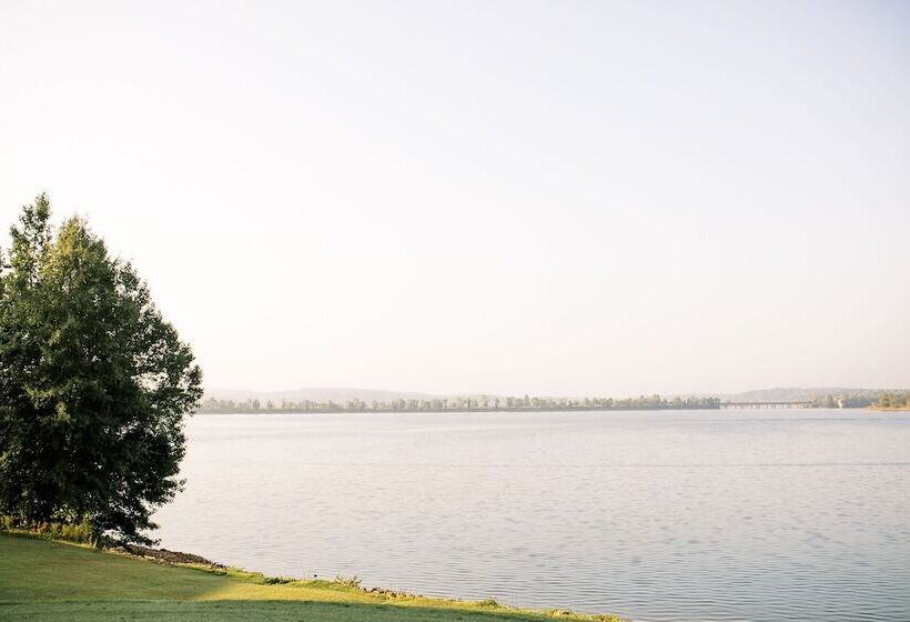 فندق James F. Martin Inn