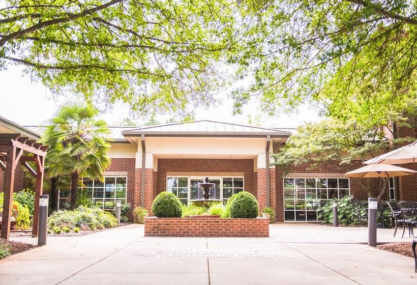 فندق James F. Martin Inn