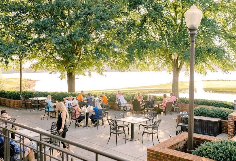 فندق James F. Martin Inn