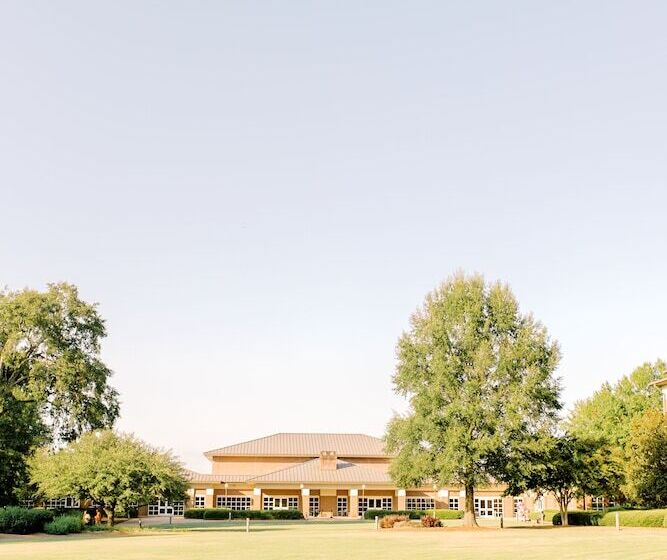 فندق James F. Martin Inn