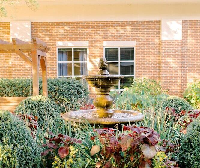 فندق James F. Martin Inn