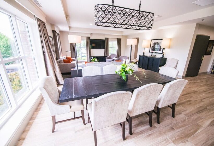 فندق James F. Martin Inn