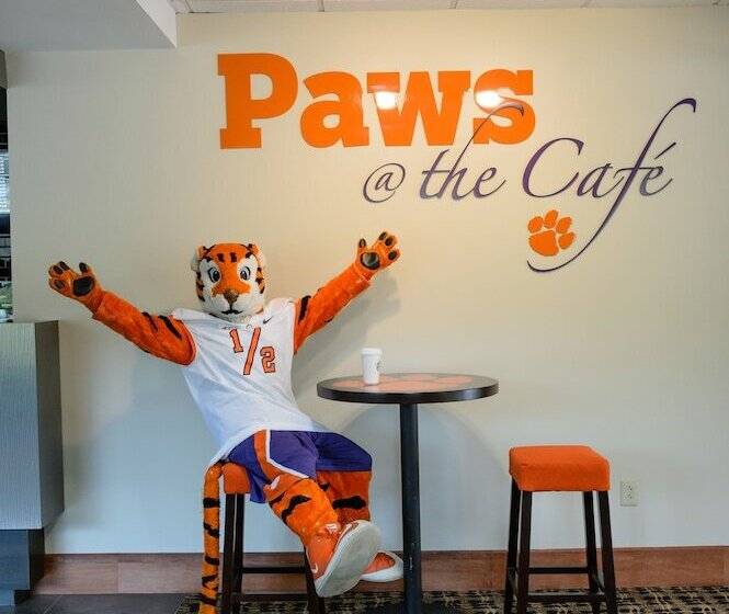 فندق James F. Martin Inn