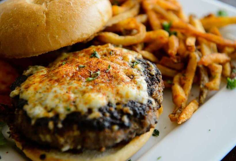 فندق James F. Martin Inn