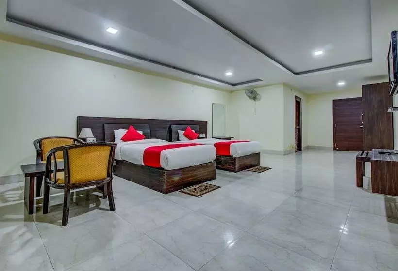 Hotelli Oyo 23590 Sumandeep International