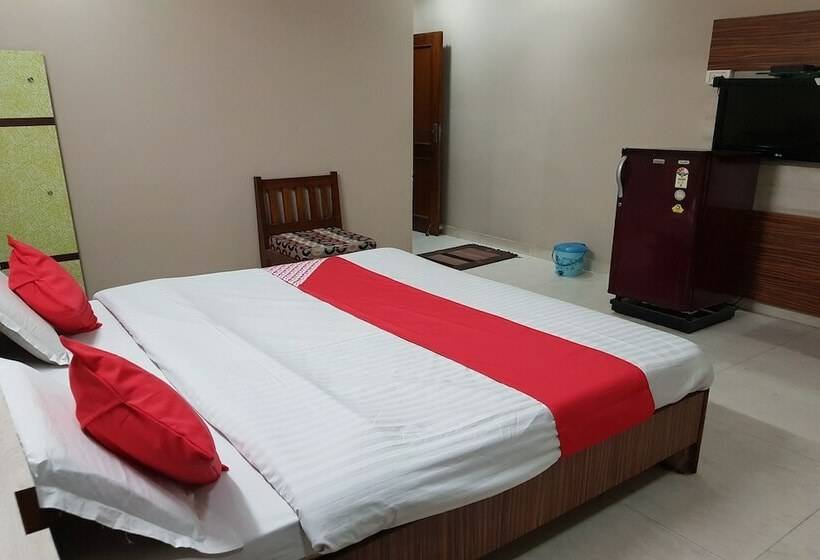 Oyo 23649 Hotel Anand