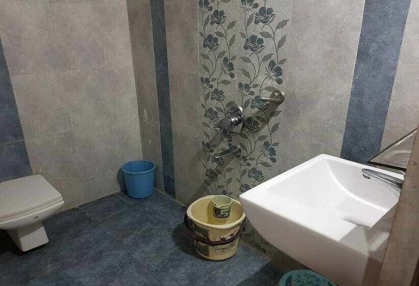 Oyo 23649 Hotel Anand