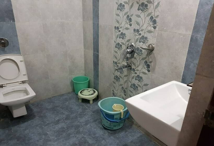 Oyo 23649 Hotel Anand