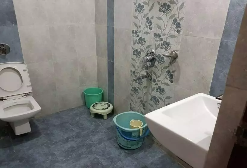 Oyo 23649 Hotel Anand