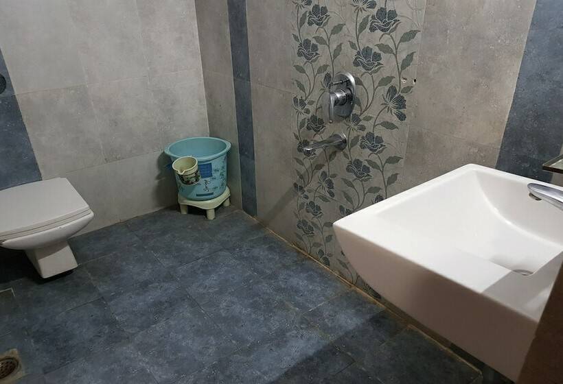 Oyo 23649 Hotel Anand