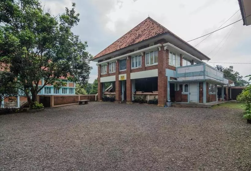 ペンション Reddoorz Syariah @ Cisarua Puncak Bogor