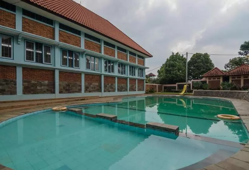 ペンション Reddoorz Syariah @ Cisarua Puncak Bogor