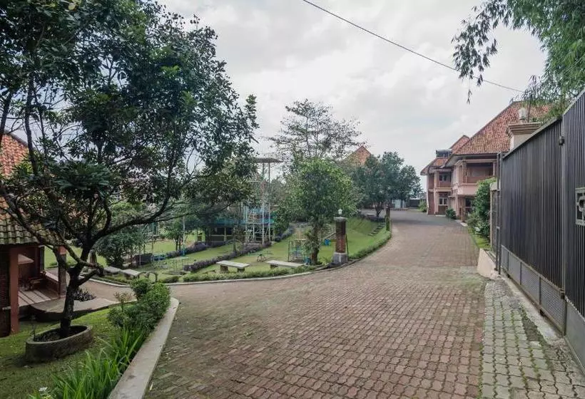 ペンション Reddoorz Syariah @ Cisarua Puncak Bogor