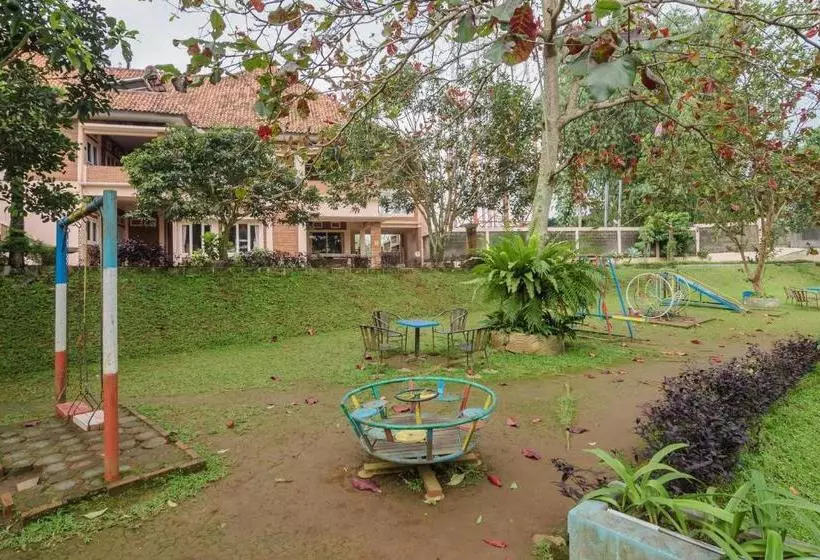 ペンション Reddoorz Syariah @ Cisarua Puncak Bogor