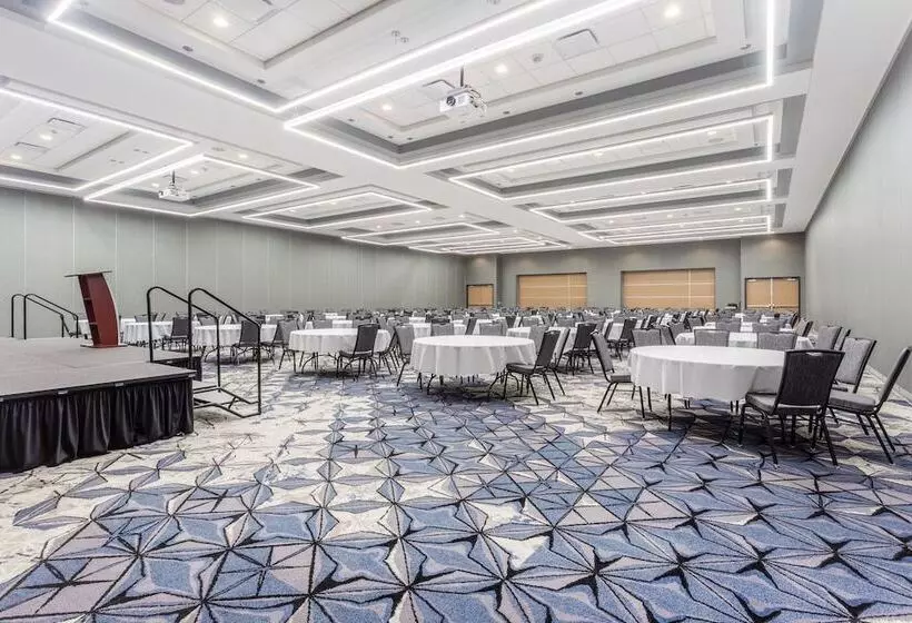 هتل Holiday Inn & Suites Cedar Falls Waterloo Event Ctr, An Ihg