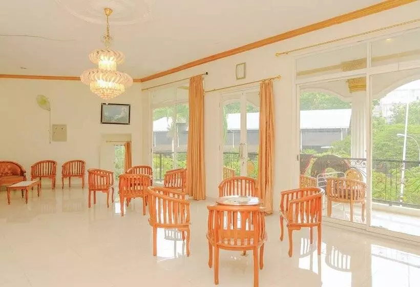 ホテル Reddoorz At Villa Puncak Tidar