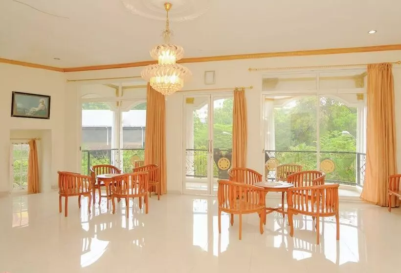 ホテル Reddoorz At Villa Puncak Tidar