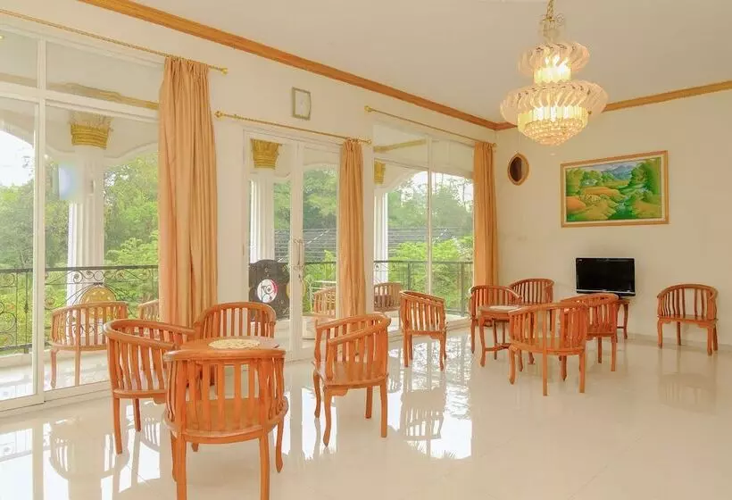 ホテル Reddoorz At Villa Puncak Tidar