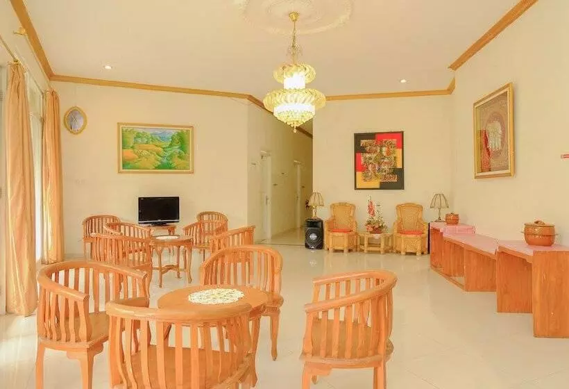 ホテル Reddoorz At Villa Puncak Tidar