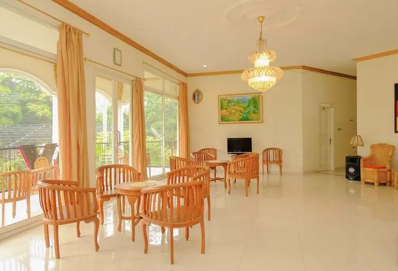 ホテル Reddoorz At Villa Puncak Tidar