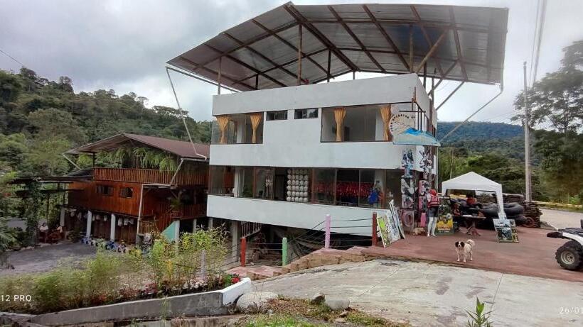 Hostel Mindoxtrem Birds