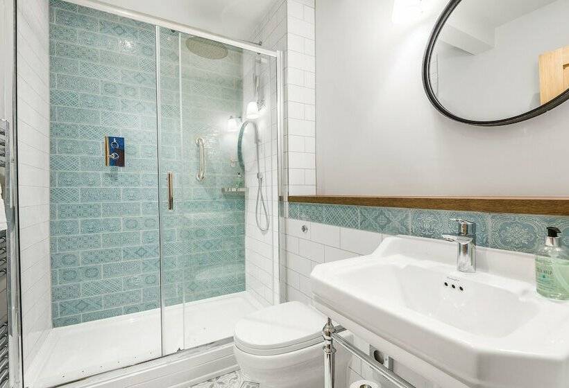 مبيت وإفطار The Walhampton Arms