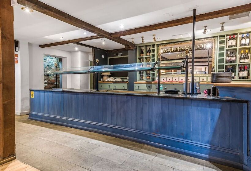 مبيت وإفطار The Walhampton Arms