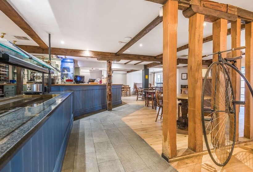 مبيت وإفطار The Walhampton Arms