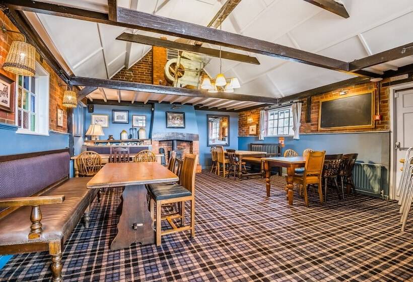 مبيت وإفطار The Walhampton Arms