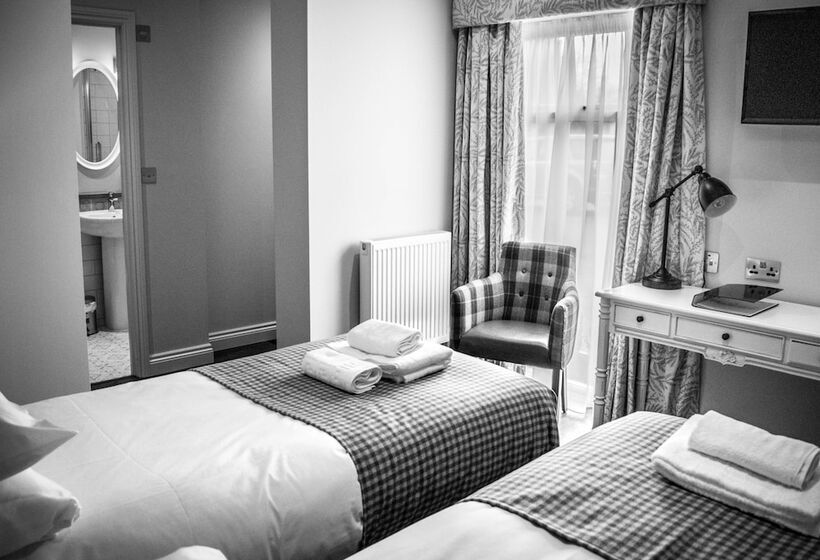 مبيت وإفطار The Walhampton Arms