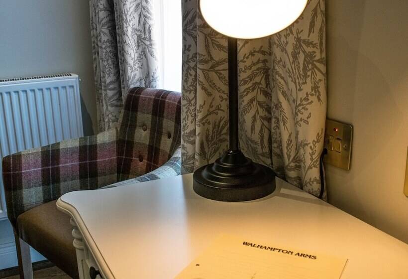 مبيت وإفطار The Walhampton Arms