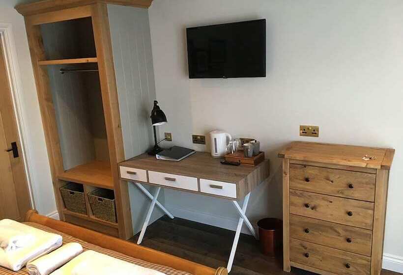 مبيت وإفطار The Walhampton Arms